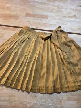Gap size 8 Gold Satin Pleated Knee Length Skirt Size Zip Side Bow Lined